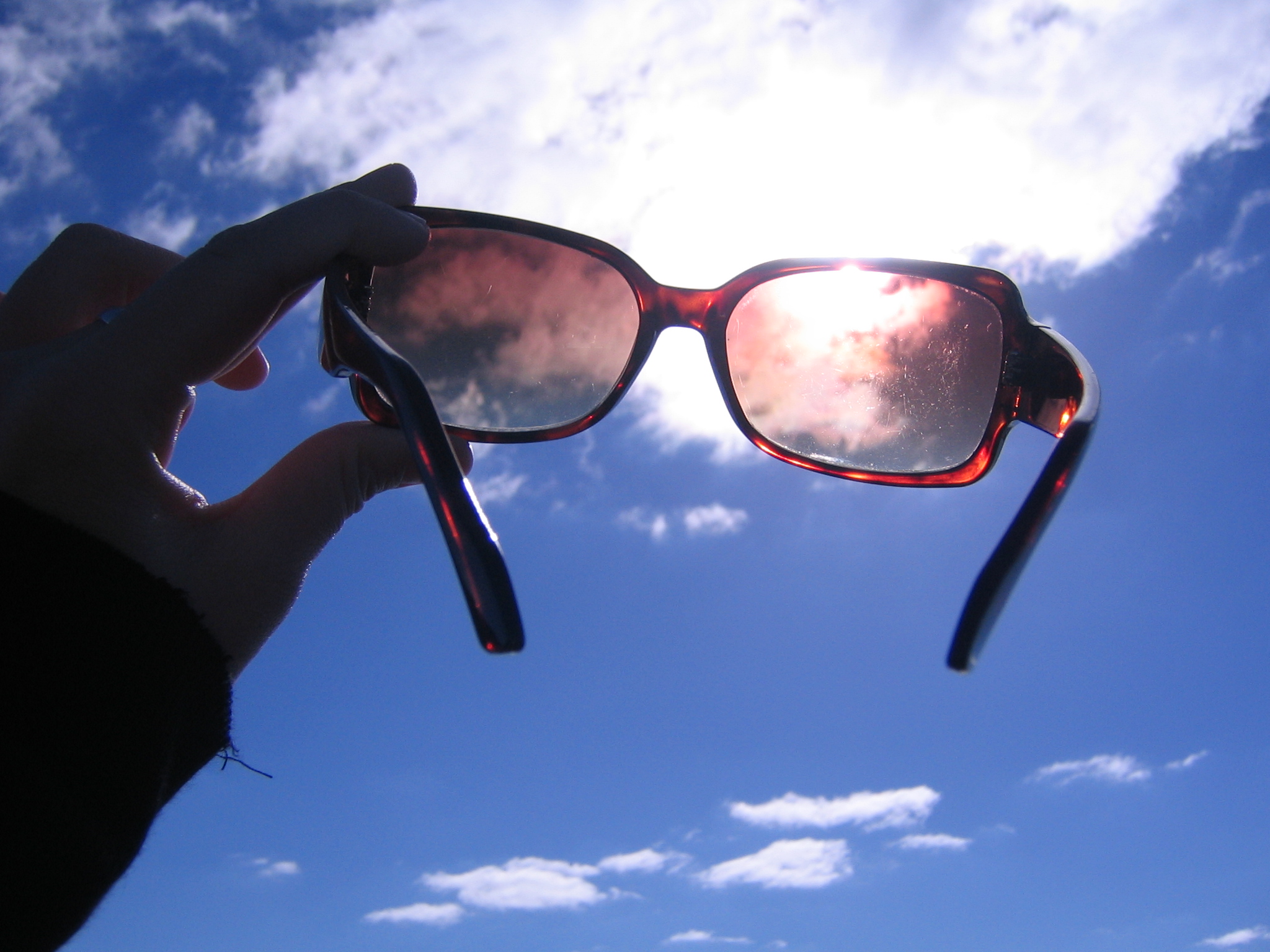 Очки реальной жизни. Солнцезащитные очки. Цветные очки. Цветные солнечные очки. Солнечные очки на человеке.